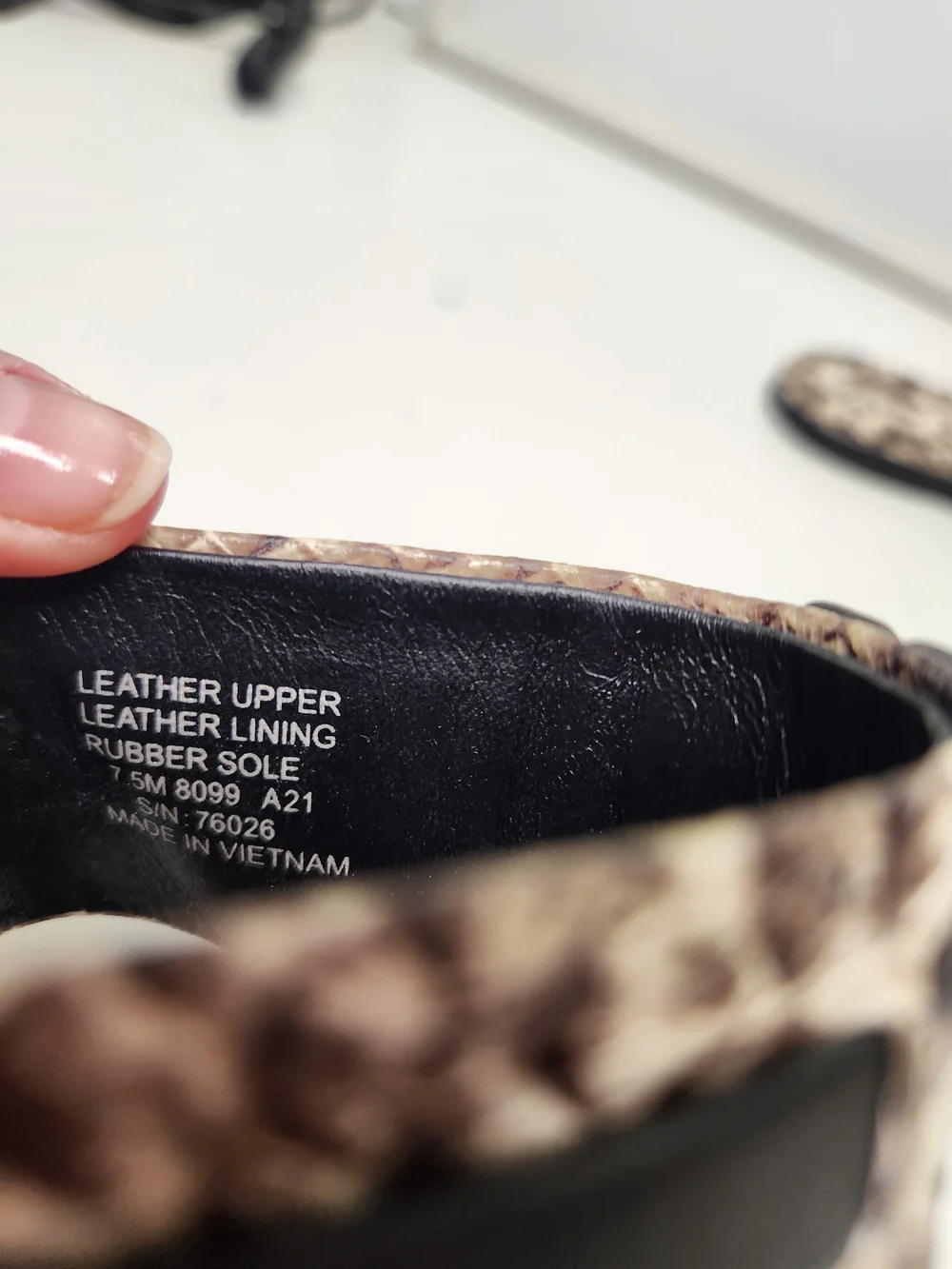 Tory Burch Leigh Flip Flop Double T Logo Snake Print Leather Sandals Size 7.5